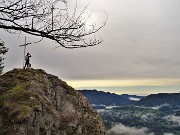 04 Alla croce dell'anticima rocciosa del Corno Zuccone